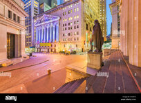 new-york-city-in-the-financial-district-on-wall-street-at-night-R8H47X.jpg